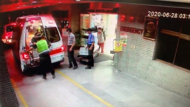 醫院人員協助受傷員警下救護車。（圖擷取自監視器影像）
