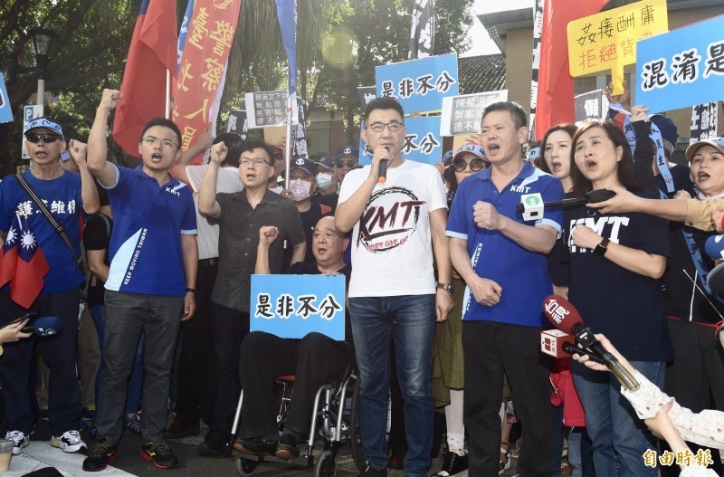 吳斯懷（左4）坐著輪椅舉牌，參加國民黨的抗議活動。（記者簡榮豐攝）